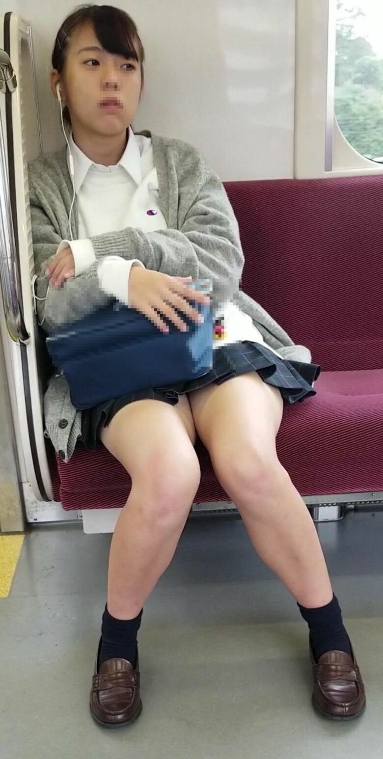JK 電車パンチラ画像119枚！逆さ撮りやしゃがみで盗撮された女子高生のパンツがエロい!!033