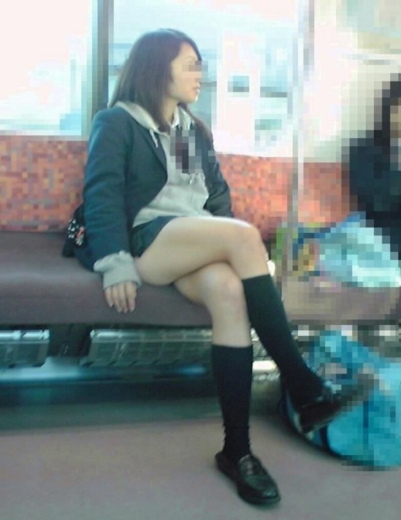 JK 電車パンチラ画像119枚！逆さ撮りやしゃがみで盗撮された女子高生のパンツがエロい!!058
