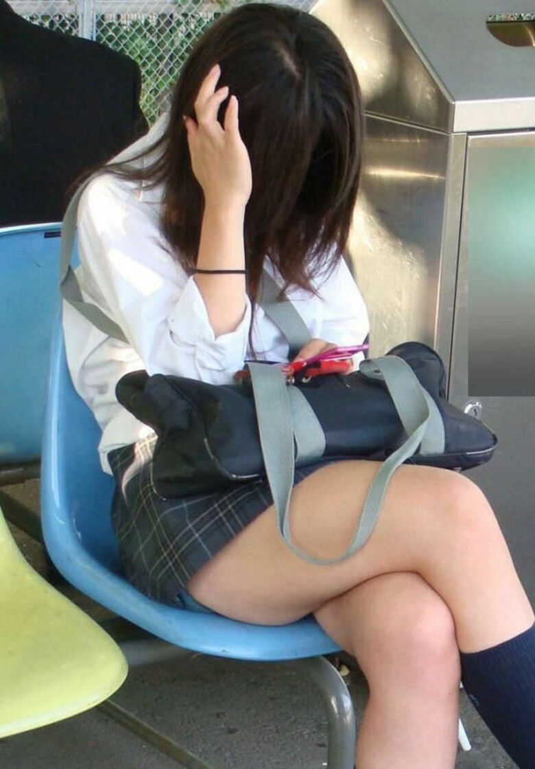 JK 電車パンチラ画像119枚！逆さ撮りやしゃがみで盗撮された女子高生のパンツがエロい!!062