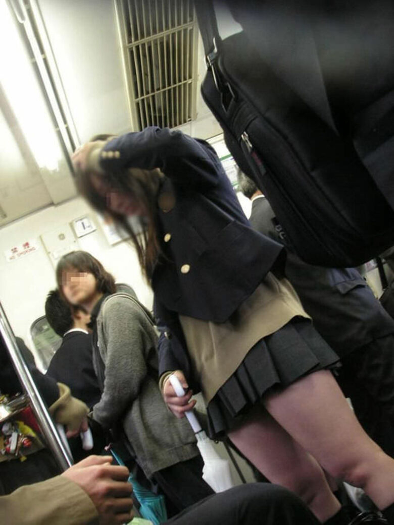 JK 電車パンチラ画像119枚！逆さ撮りやしゃがみで盗撮された女子高生のパンツがエロい!!066