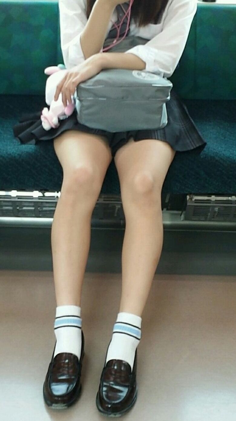 JK 電車パンチラ画像119枚！逆さ撮りやしゃがみで盗撮された女子高生のパンツがエロい!!072