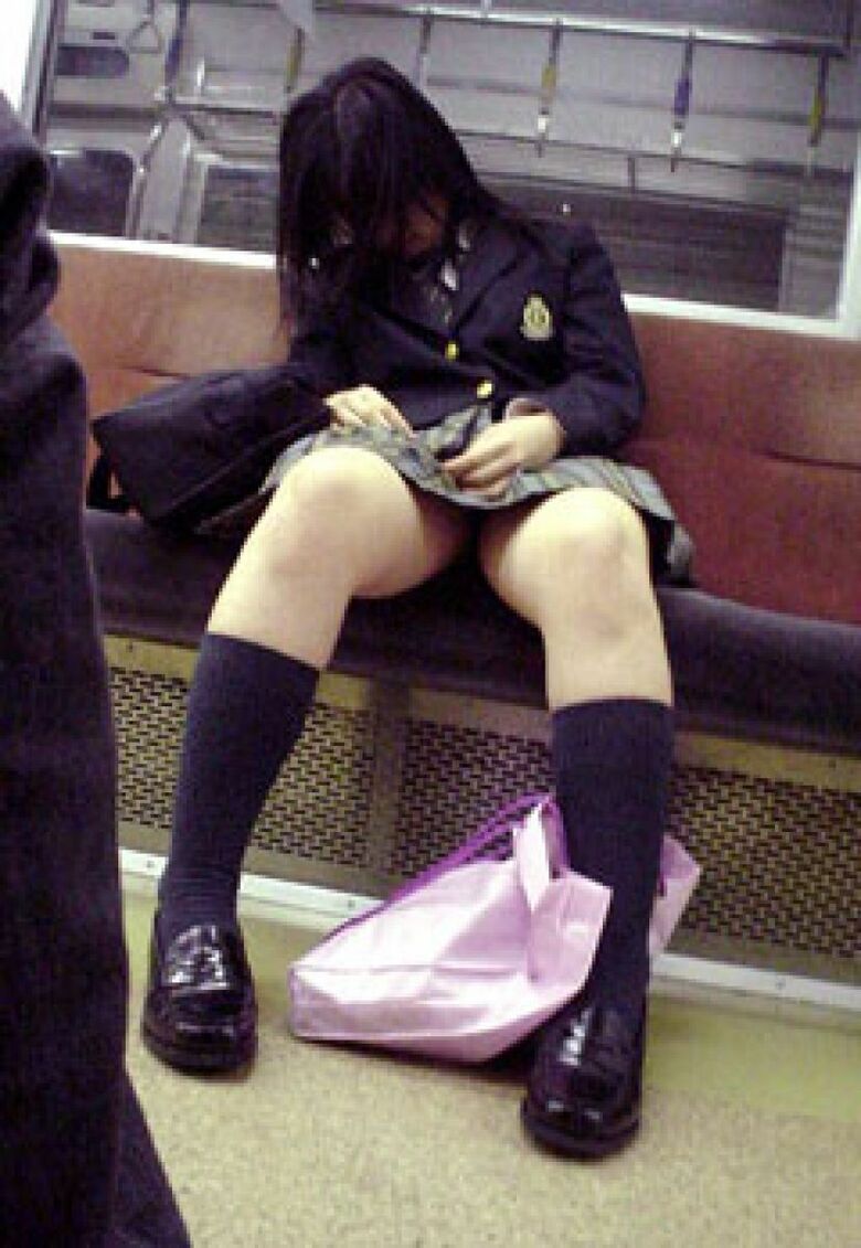 JK 電車パンチラ画像119枚！逆さ撮りやしゃがみで盗撮された女子高生のパンツがエロい!!093