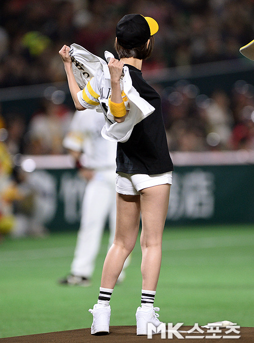 篠田麻里子(29)が球始球式でショーパンから尻肉ハミ出てエロいと話題に005