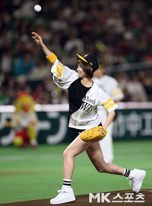 篠田麻里子(29)が球始球式でショーパンから尻肉ハミ出てエロいと話題に006