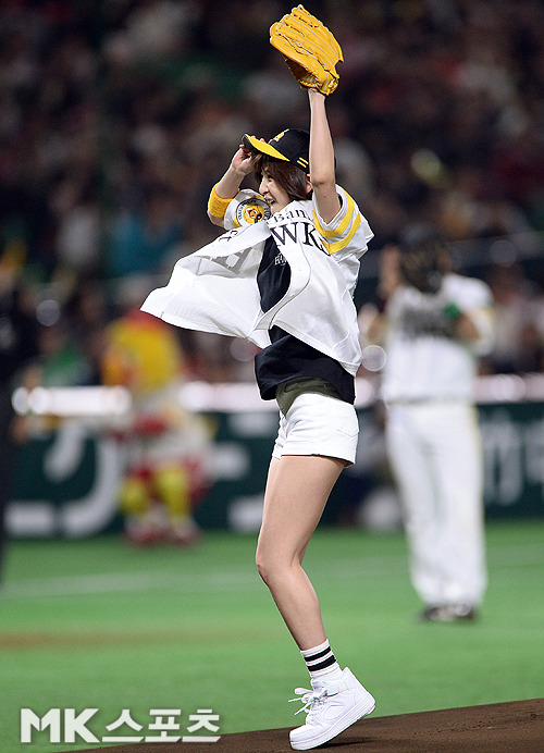 篠田麻里子(29)が球始球式でショーパンから尻肉ハミ出てエロいと話題に007