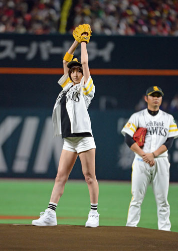 篠田麻里子(29)が球始球式でショーパンから尻肉ハミ出てエロいと話題に012