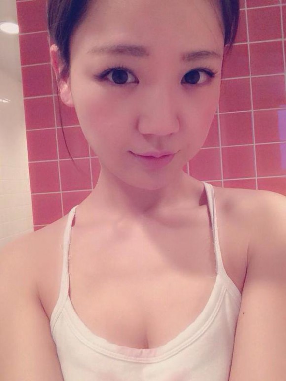 【胸チラ・パンチラ】谷麻紗美(27)の超過激尻まる出しのセミヌードがエロ過ぎるｗ009