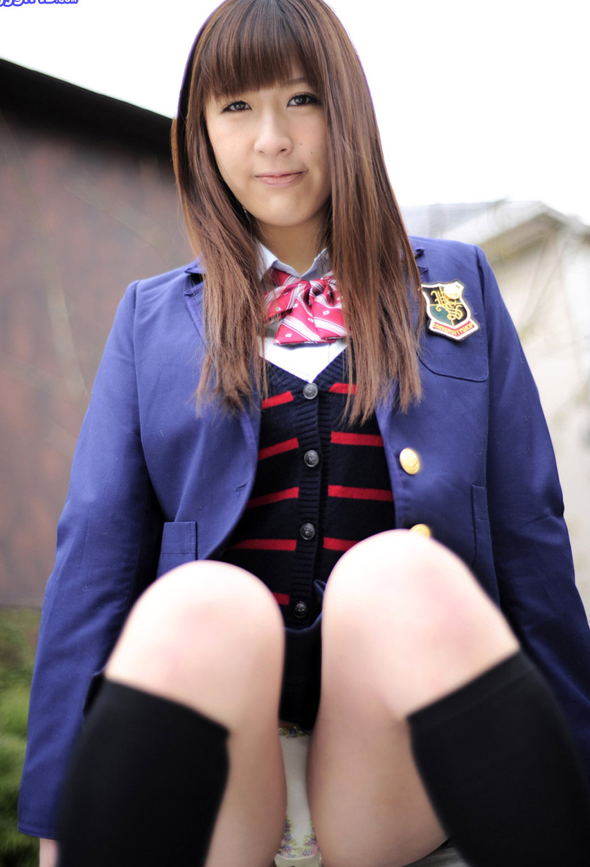 山咲まりなの制服コスでセクシーパンチラ画像003