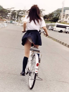 女子高生の自転車パンチラ014