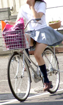 女子高生の自転車パンチラ021