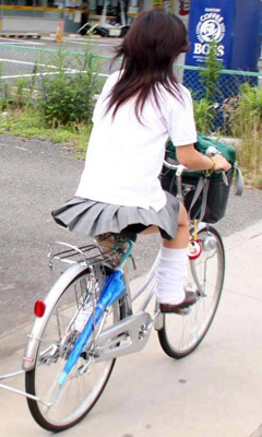 女子高生の自転車パンチラ026