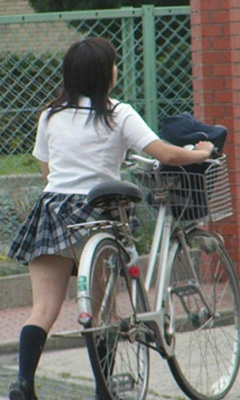 女子高生の自転車パンチラ051