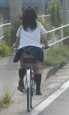 女子高生の自転車パンチラ053