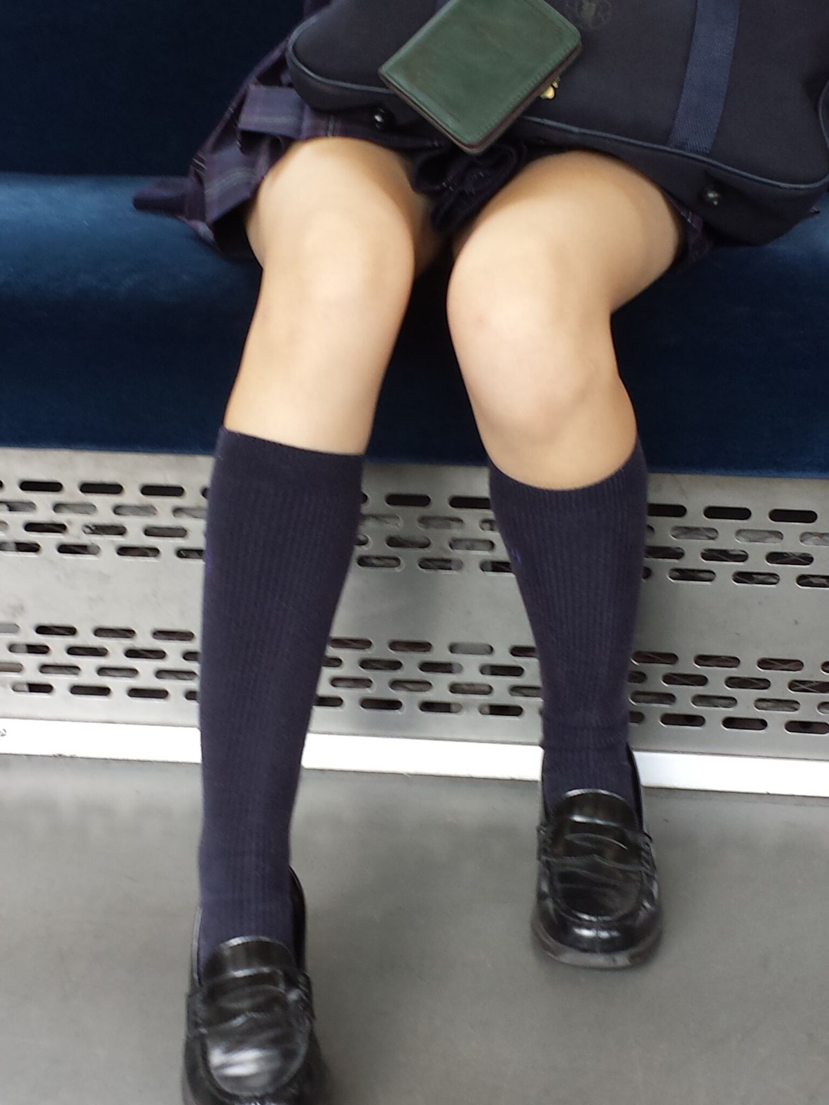 電車内のJKの生足を盗撮したエロ画像009