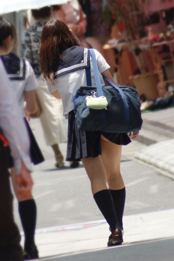 女子校生のスカートが何かに引っ掛かってパンチラしている画像001