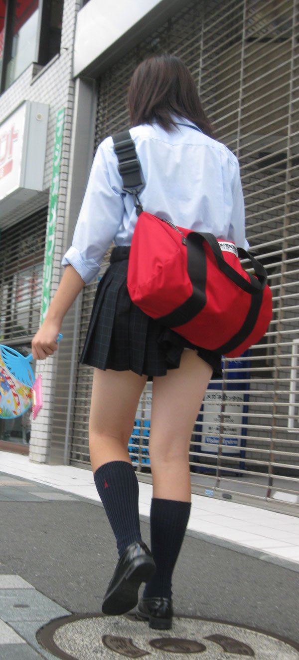 女子校生のスカートが何かに引っ掛かってパンチラしている画像007