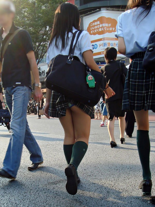 女子校生のスカートが何かに引っ掛かってパンチラしている画像008