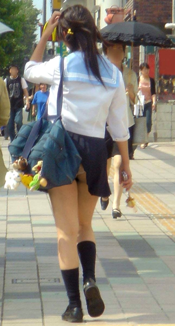 女子校生のスカートが何かに引っ掛かってパンチラしている画像009