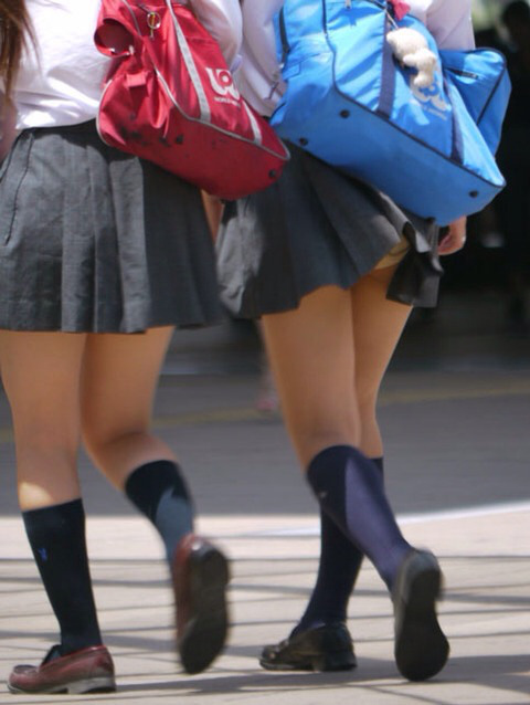 女子校生のスカートが何かに引っ掛かってパンチラしている画像014