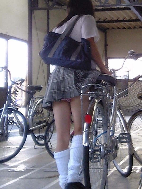 女子校生のスカートが何かに引っ掛かってパンチラしている画像022