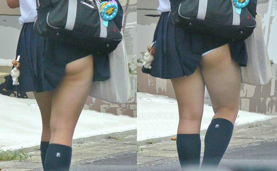 女子校生のスカートが何かに引っ掛かってパンチラしている画像026