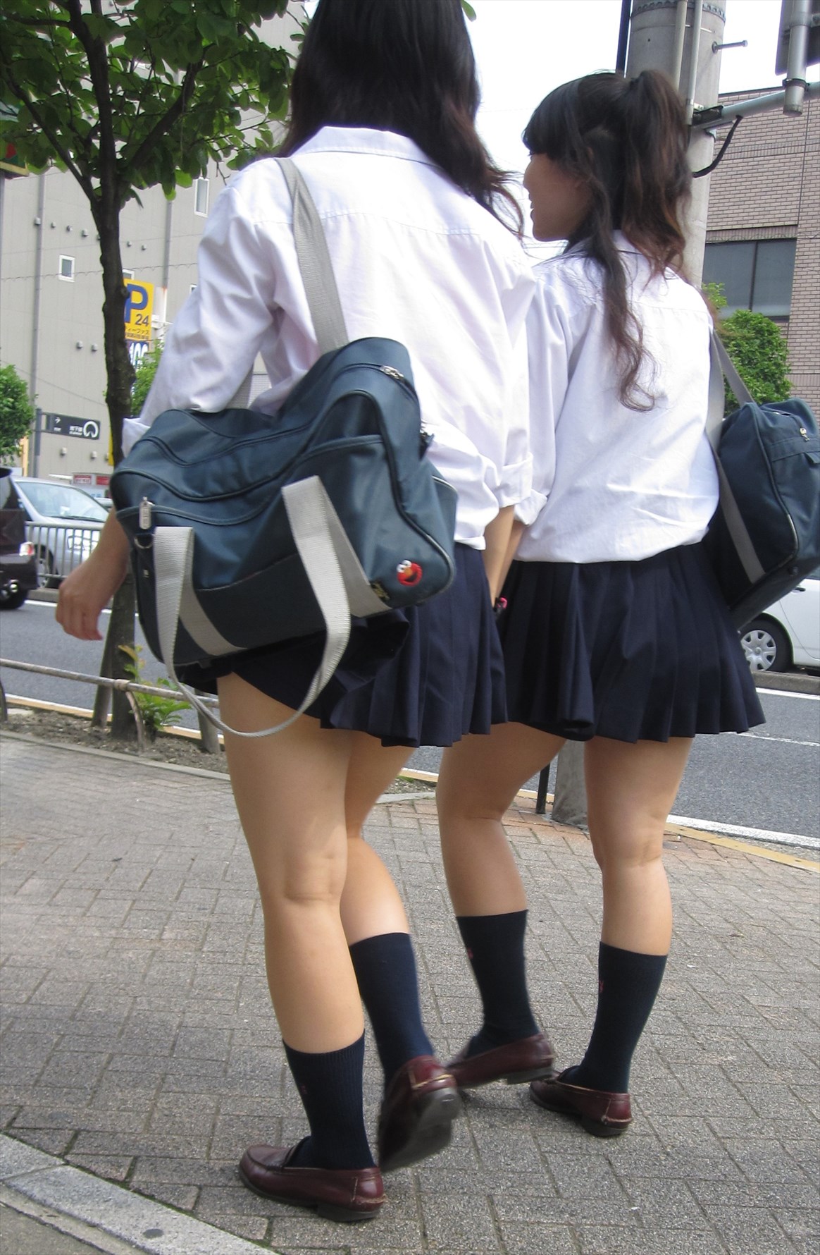 登下校中の女子校生はスカート短すぎてエロ目線でしか見れない001