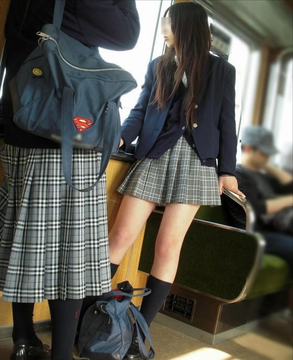 登下校中の女子校生はスカート短すぎてエロ目線でしか見れない004