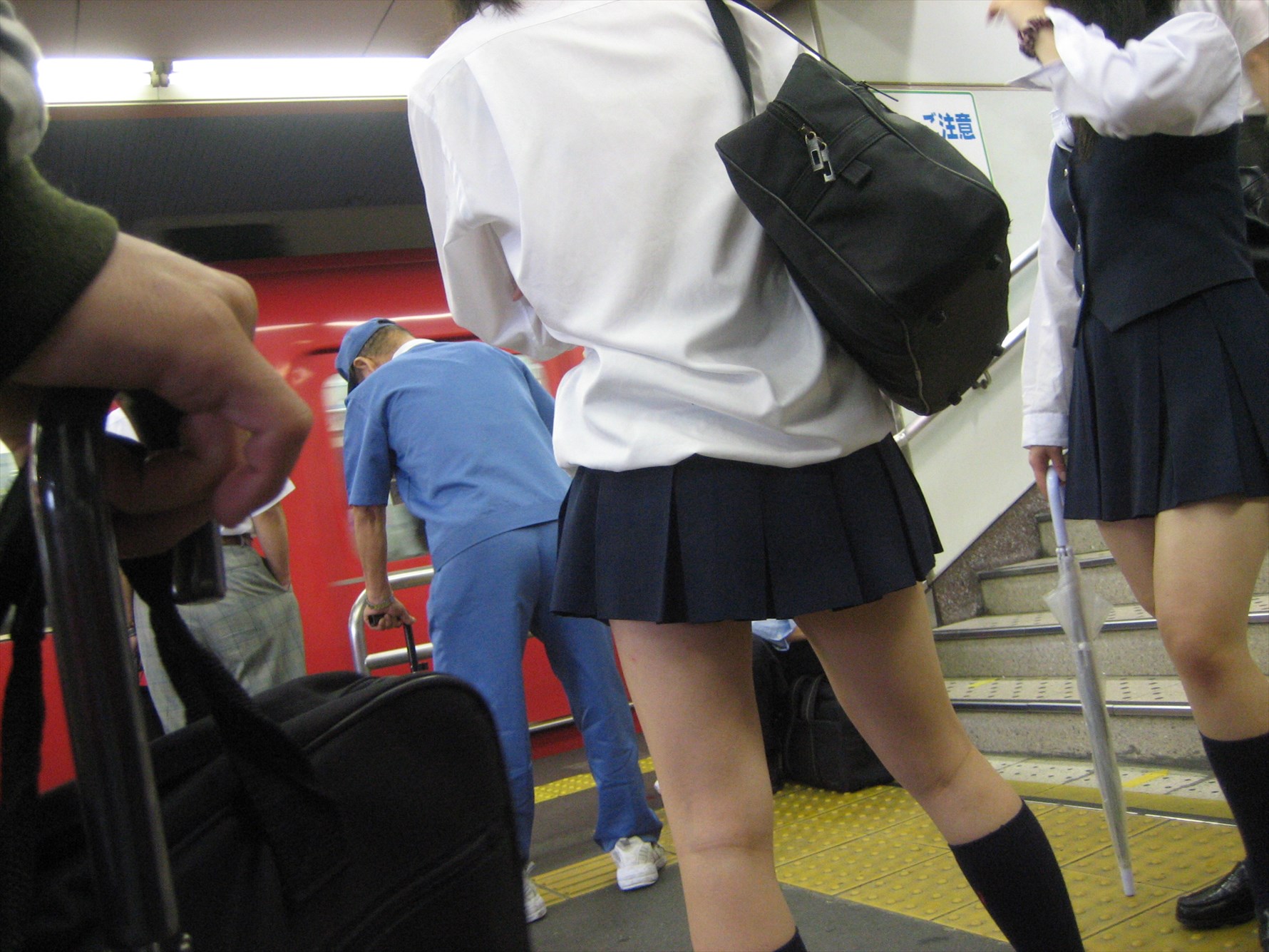 登下校中の女子校生はスカート短すぎてエロ目線でしか見れない011