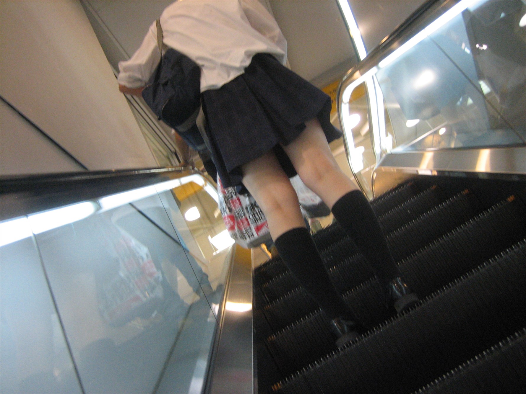 登下校中の女子校生はスカート短すぎてエロ目線でしか見れない019