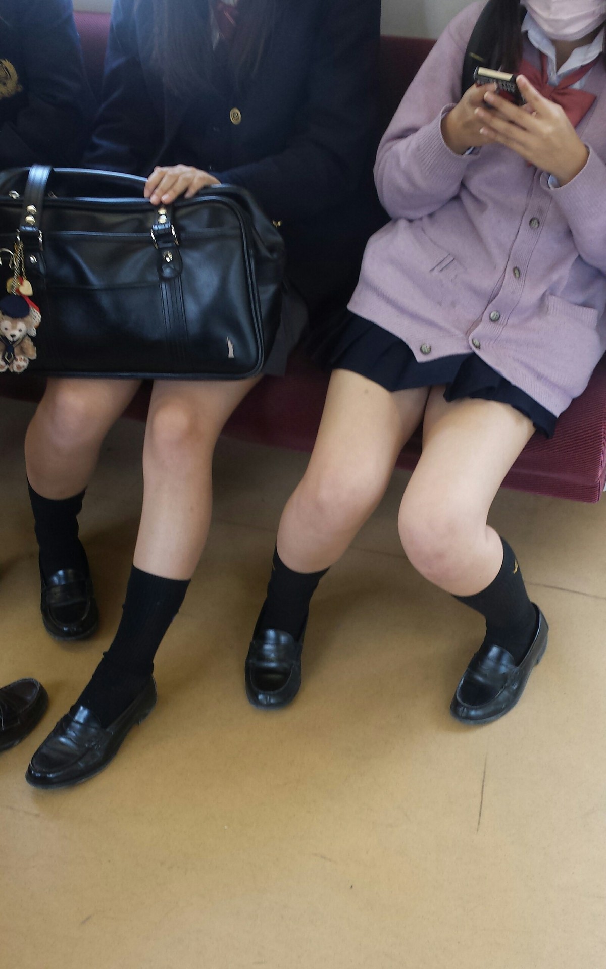 登下校中の女子校生はスカート短すぎてエロ目線でしか見れない024