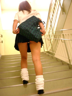 女子高生の階段パンチラ009