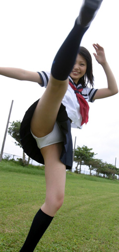 女子高生の蹴りパンチラ003