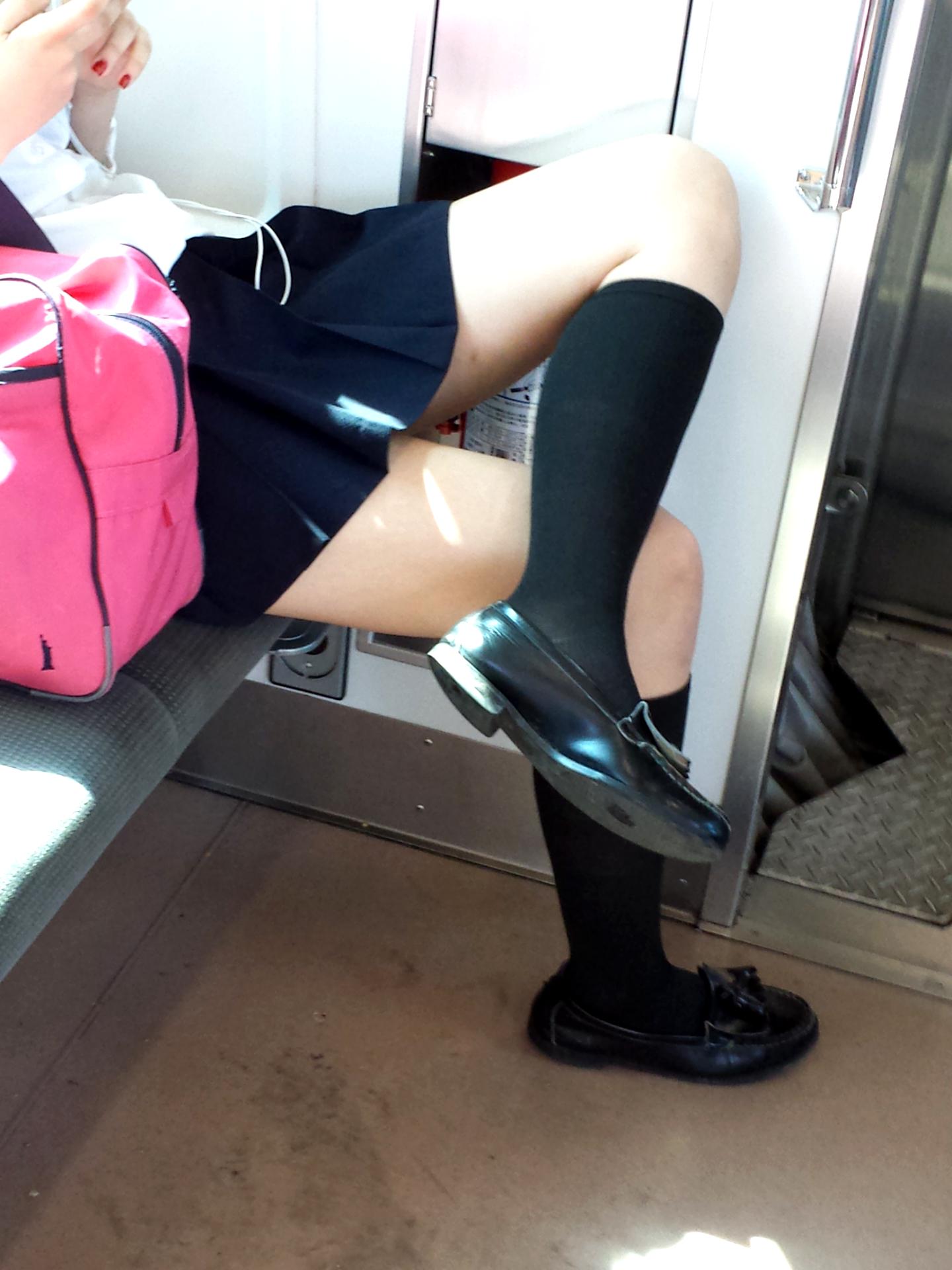 制服JKを電車内で華麗に隠し撮り！ 本物っぽい盗撮エロ画像！017
