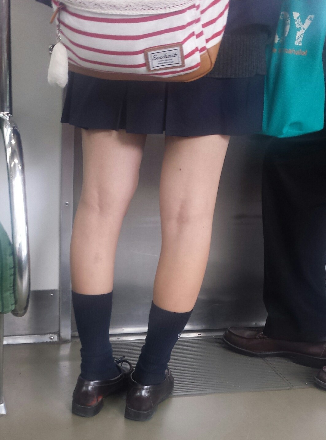 制服JKを電車内で華麗に隠し撮り！ 本物っぽい盗撮エロ画像！022