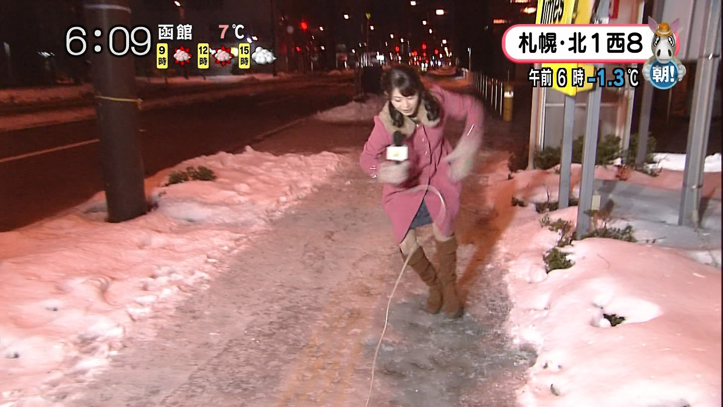 北海道の大家彩香アナが凍結路で転倒し開脚パンチラ※gif動画あり007