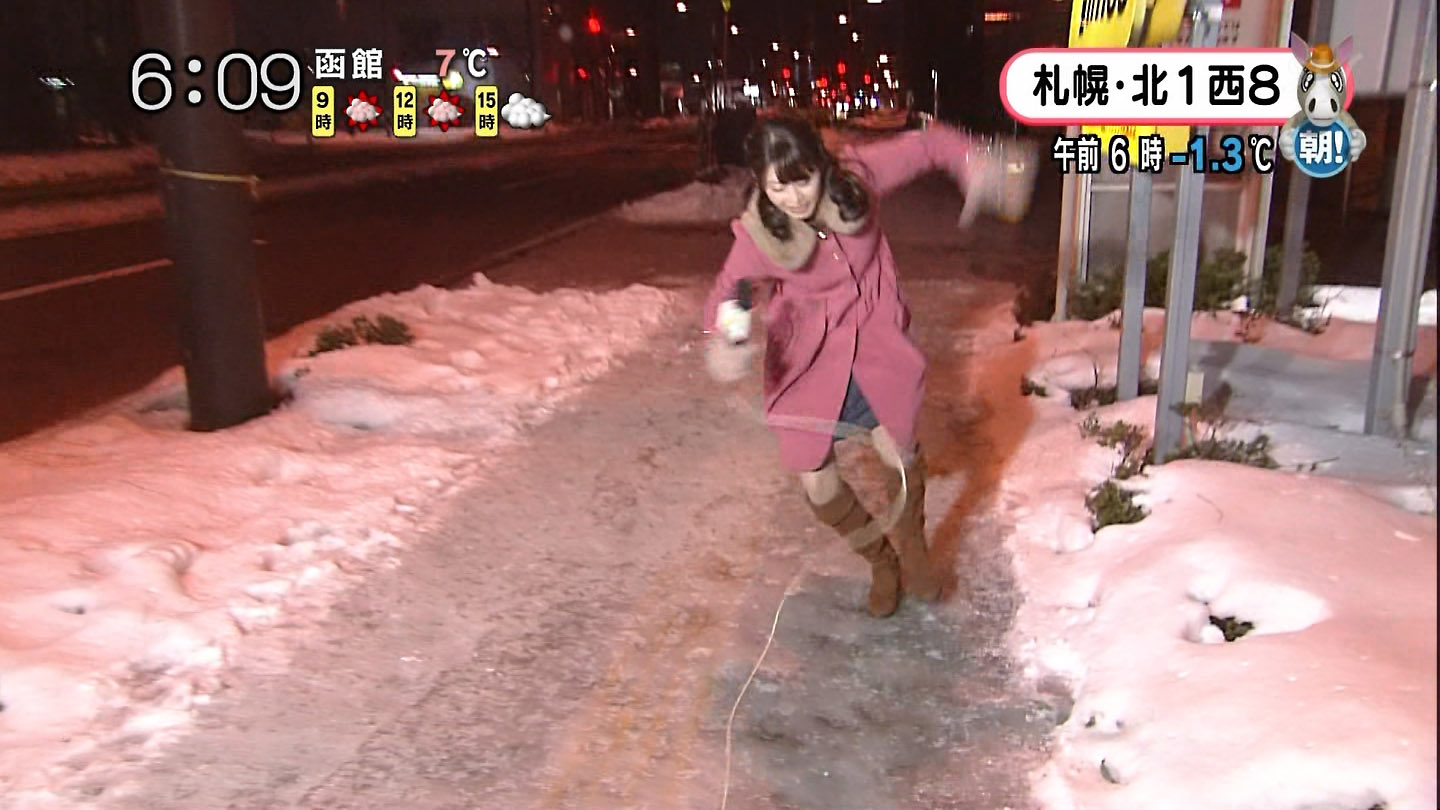 北海道の大家彩香アナが凍結路で転倒し開脚パンチラ※gif動画あり008