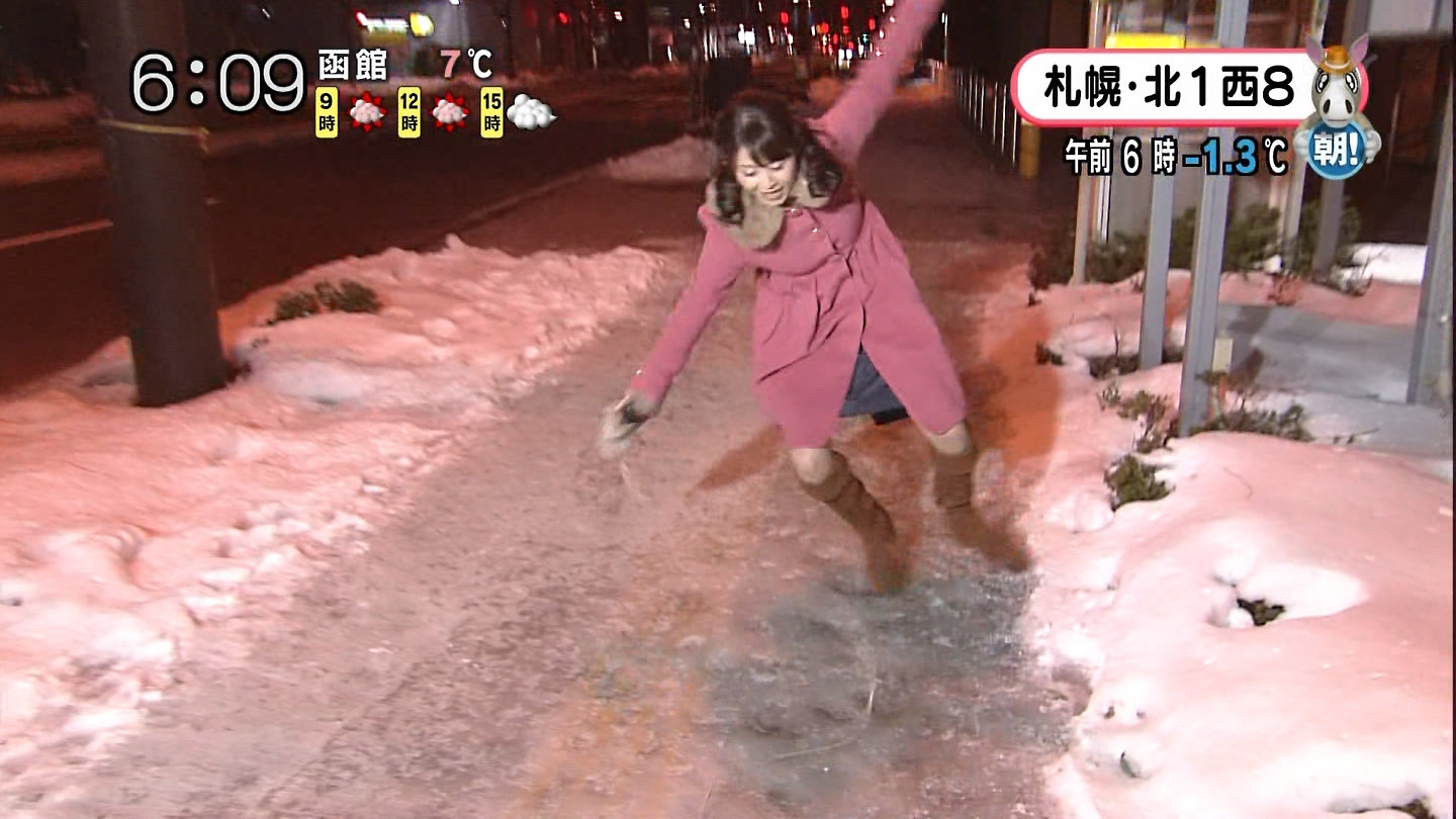 北海道の大家彩香アナが凍結路で転倒し開脚パンチラ※gif動画あり009