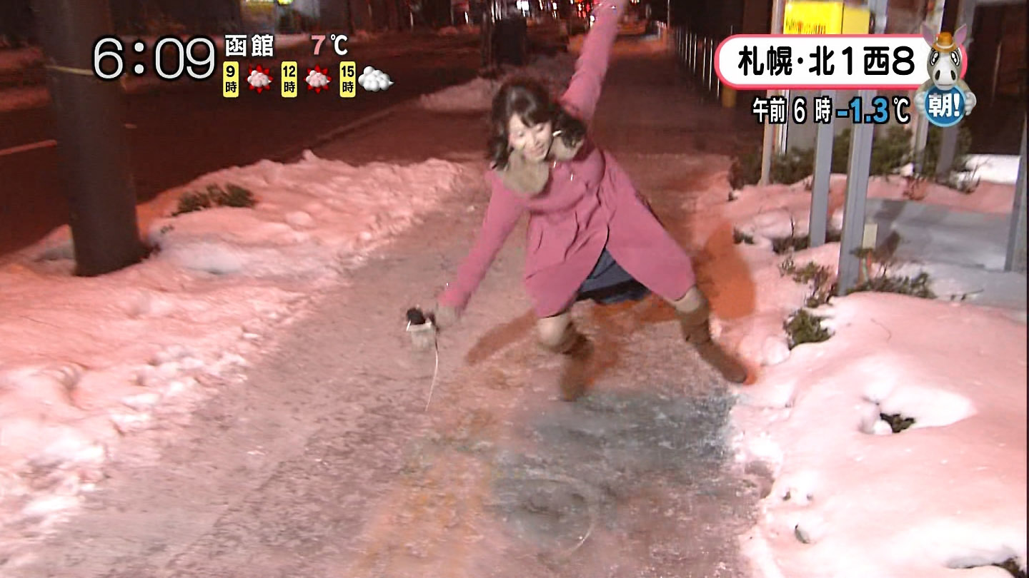 北海道の大家彩香アナが凍結路で転倒し開脚パンチラ※gif動画あり010