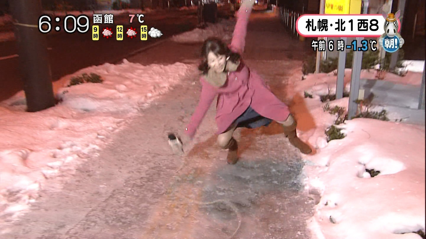 北海道の大家彩香アナが凍結路で転倒し開脚パンチラ※gif動画あり011