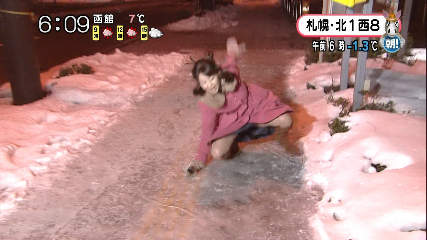 北海道の大家彩香アナが凍結路で転倒し開脚パンチラ※gif動画あり012