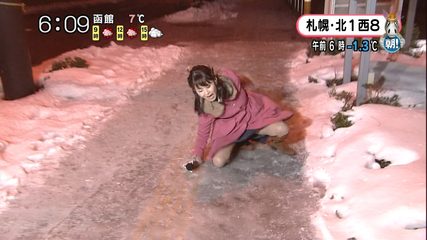 北海道の大家彩香アナが凍結路で転倒し開脚パンチラ※gif動画あり013