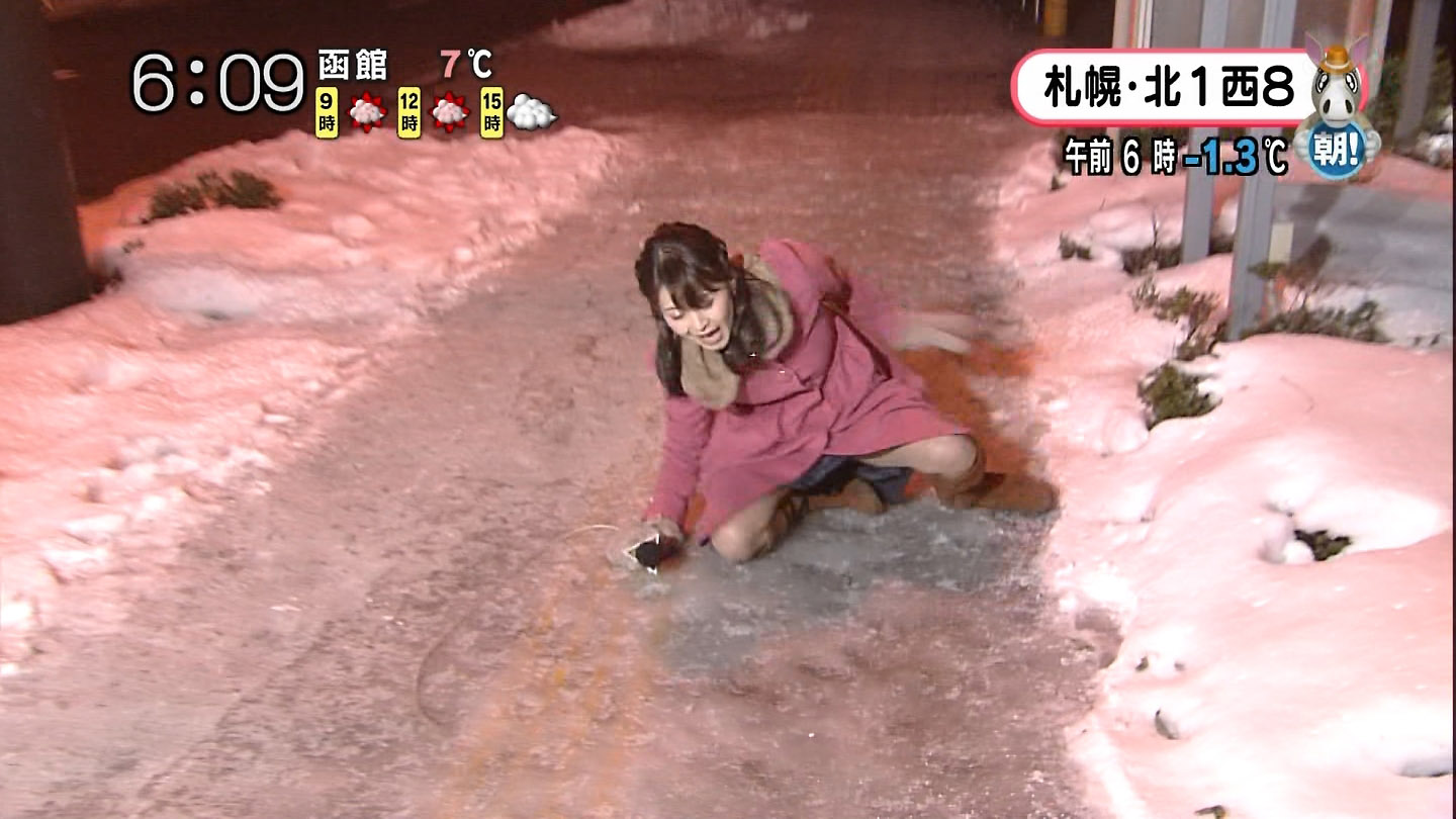 北海道の大家彩香アナが凍結路で転倒し開脚パンチラ※gif動画あり014