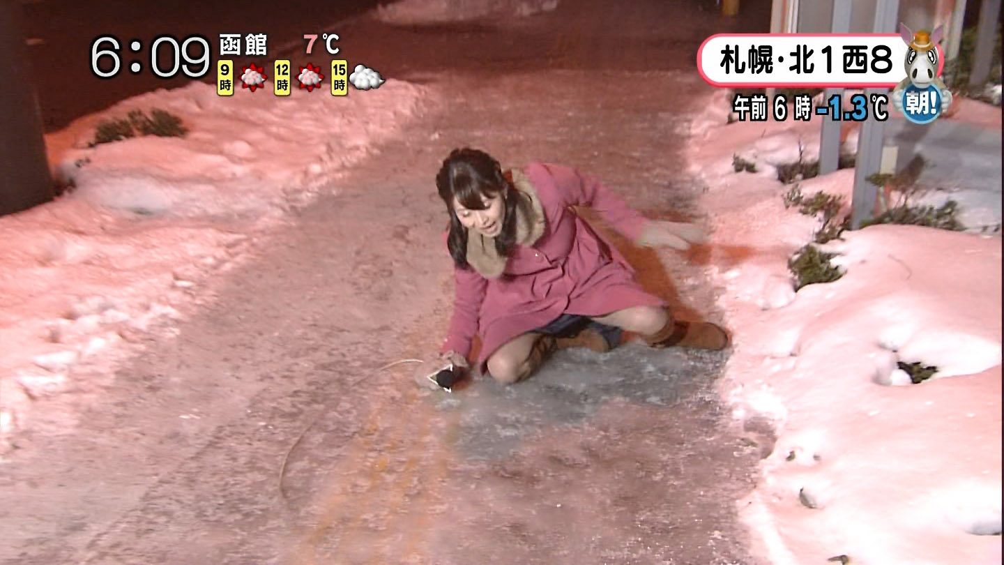 北海道の大家彩香アナが凍結路で転倒し開脚パンチラ※gif動画あり015