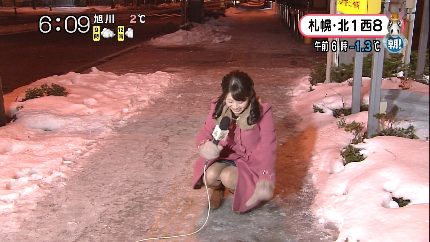 北海道の大家彩香アナが凍結路で転倒し開脚パンチラ※gif動画あり024