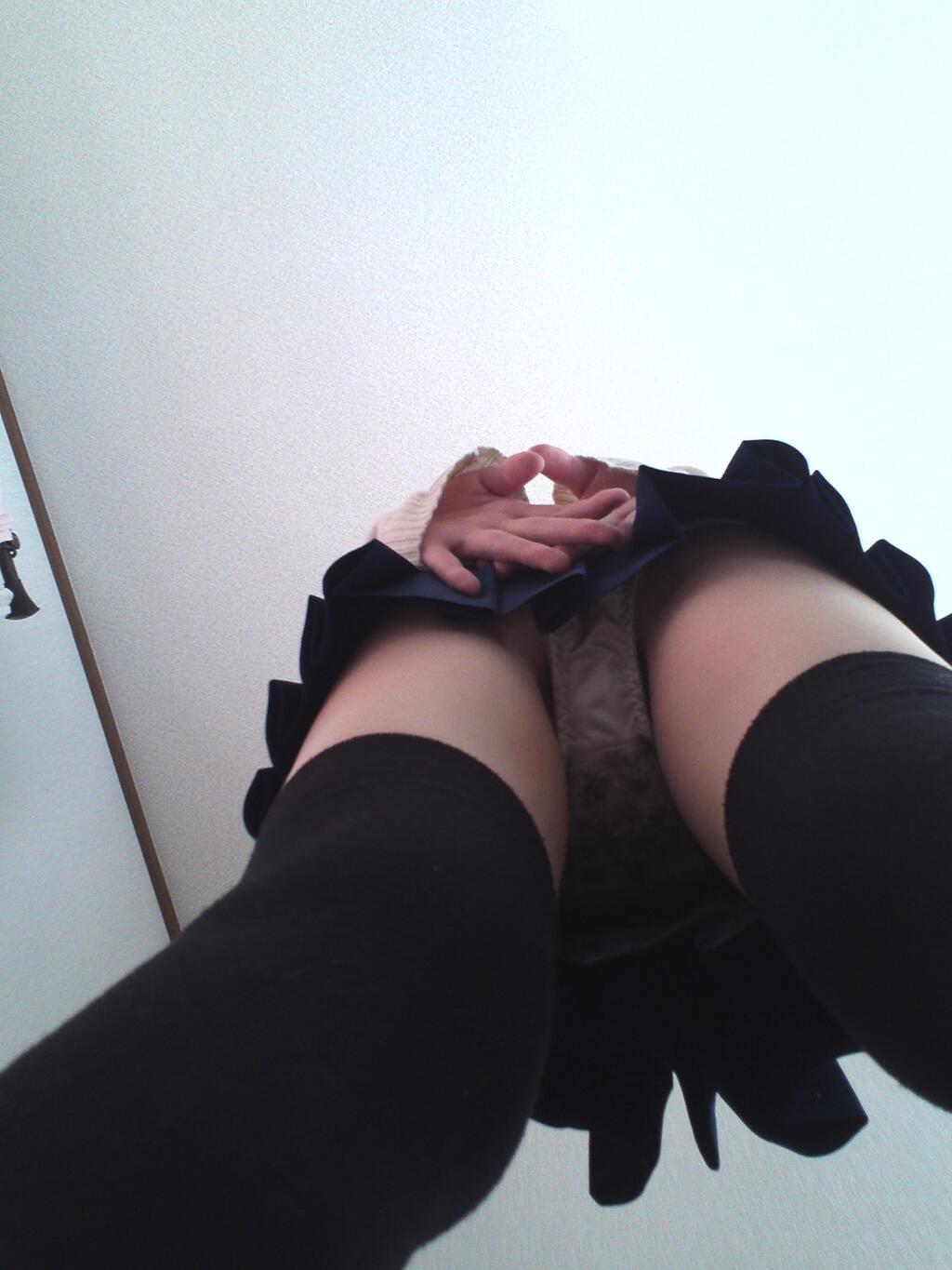 【Twitter】制服JK18歳がM字エロポーズでおぱんつから全裸まで自撮りうp019