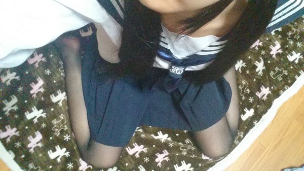 JK制服娘が黒スト破いた状態でパンチラ手マンオナ自撮りエロ画像002