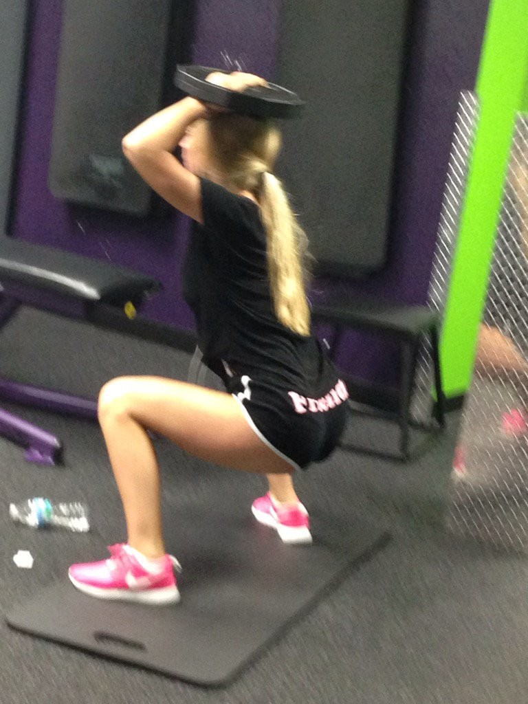 スポーツジムで筋トレしてる美女のムチ尻エロすぎwww013
