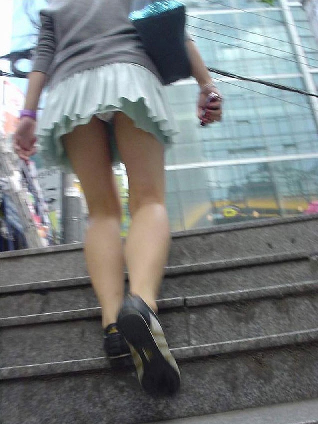 短いスカートで階段登ってたらパンツ見えますよね ﾊﾟｼｬ!!010