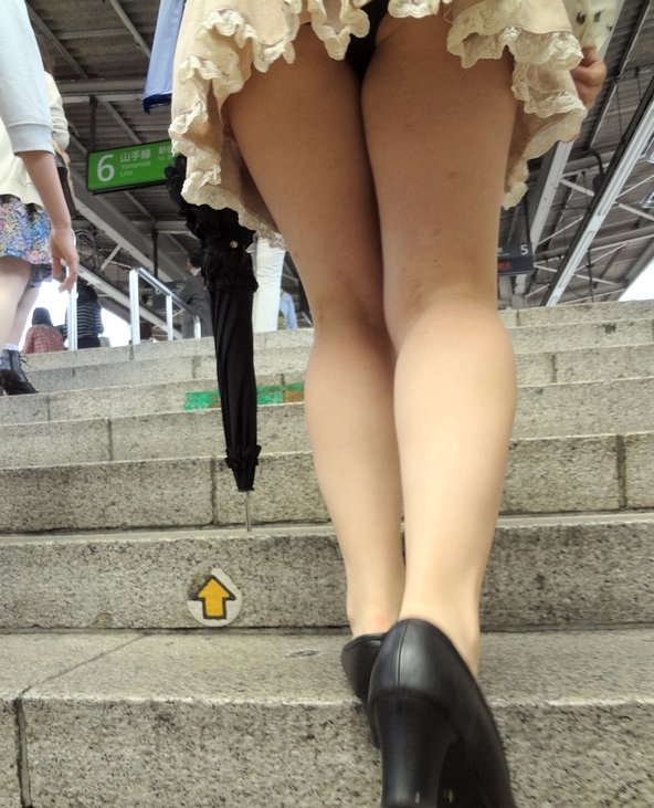 短いスカートで階段登ってたらパンツ見えますよね ﾊﾟｼｬ!!027