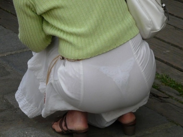 スカートやズボンが透けてパンティラインが丸見えなエロ画像part3001
